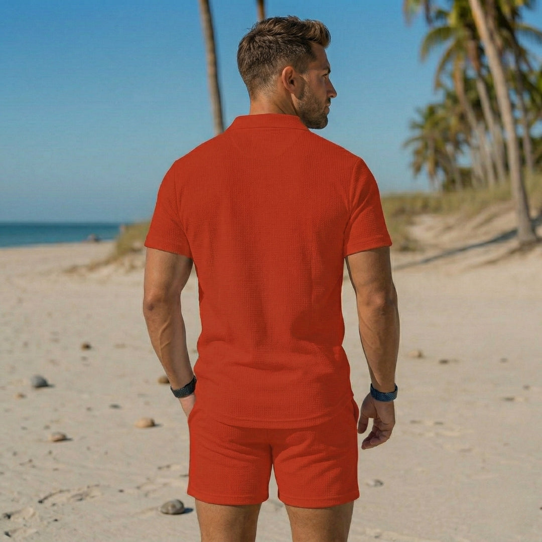 Ensemble homme polo et short rouge vue de dos sur plage ensoleillée