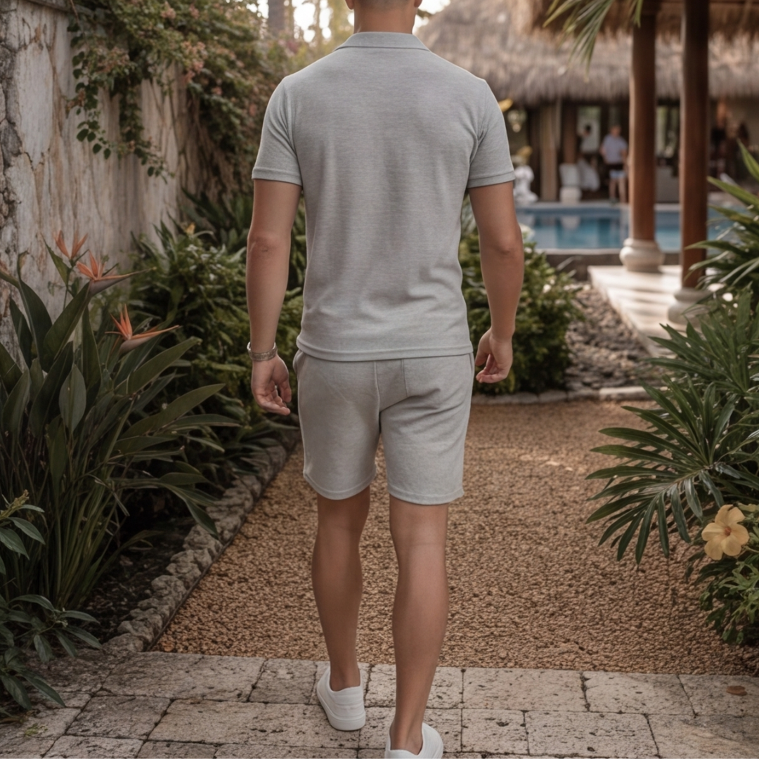 Ensemble homme gris porté en situation, polo et short assortis