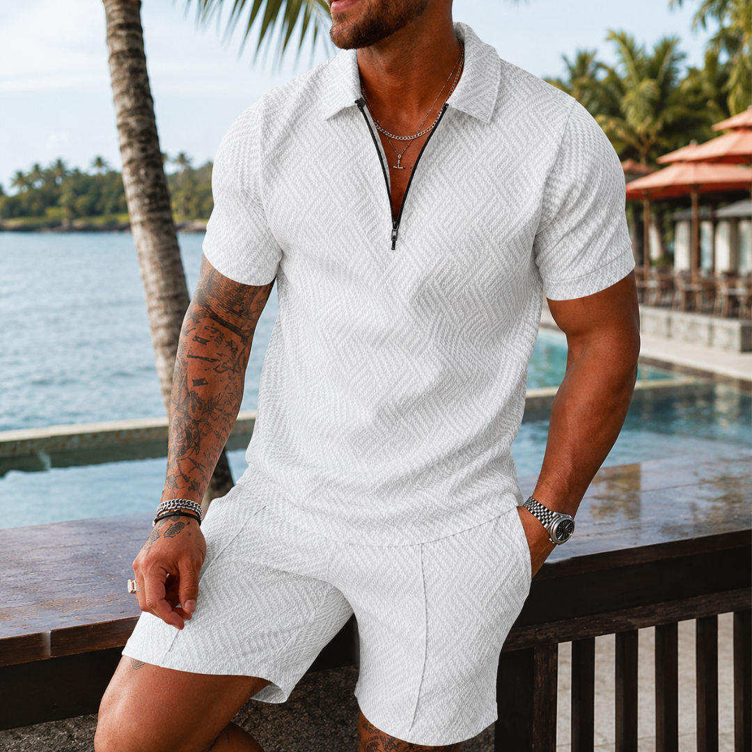Homme portant l'ensemble blanc polo zippé et short au bord de la piscine