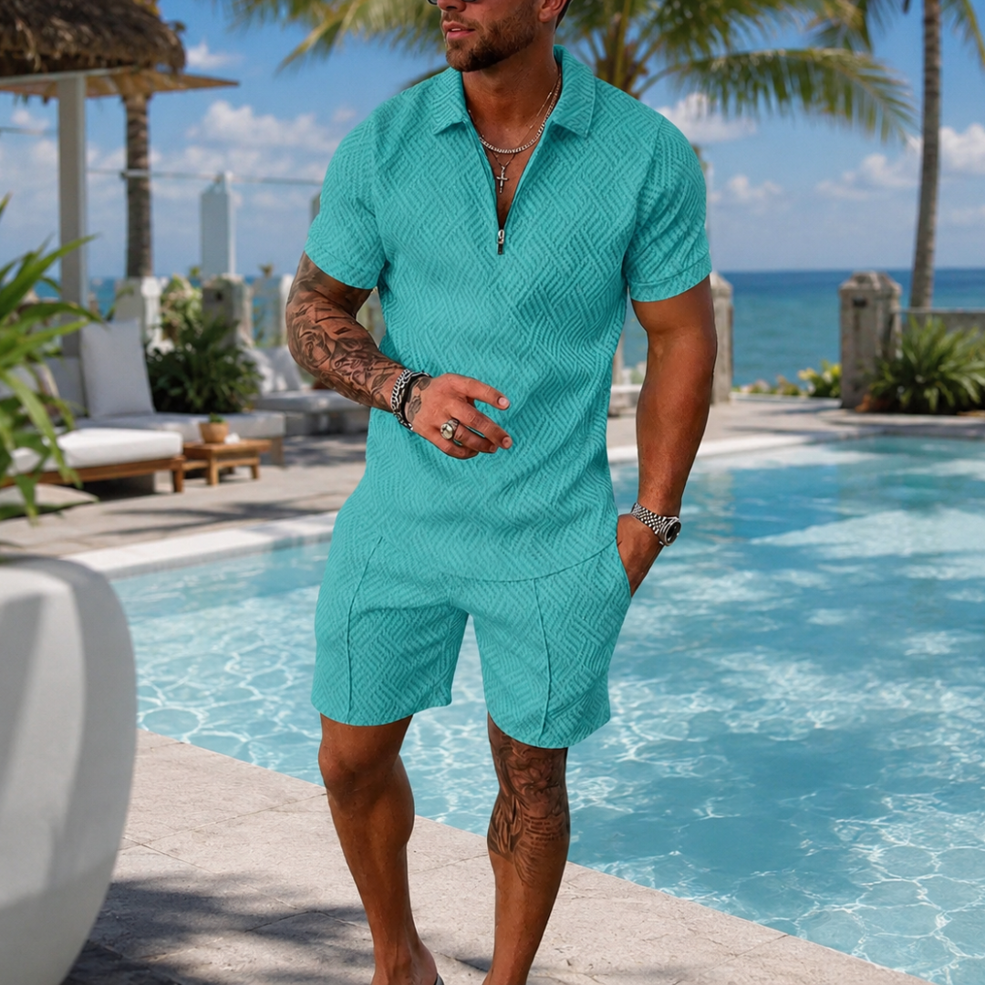Ensemble homme turquoise, polo texturé zippé et short près de la piscine