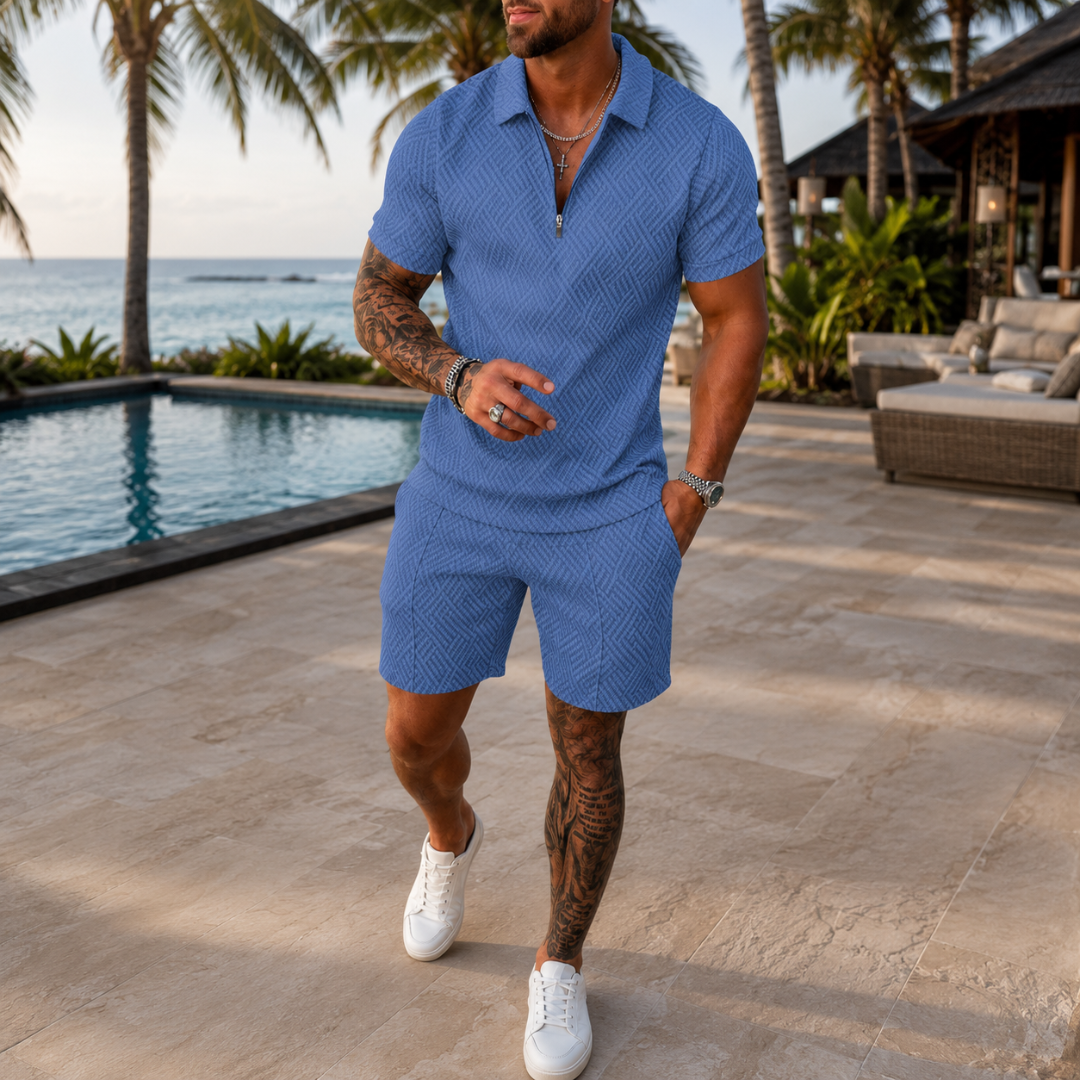 Ensemble homme bleu grisé, polo texturé zippé et short près de la piscine