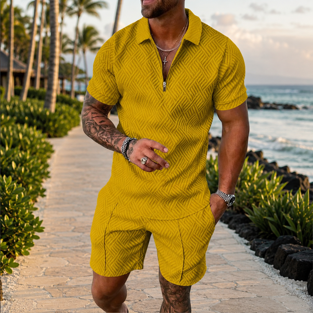 Ensemble homme jaune texturé, polo à col zippé et short sur promenade côtière