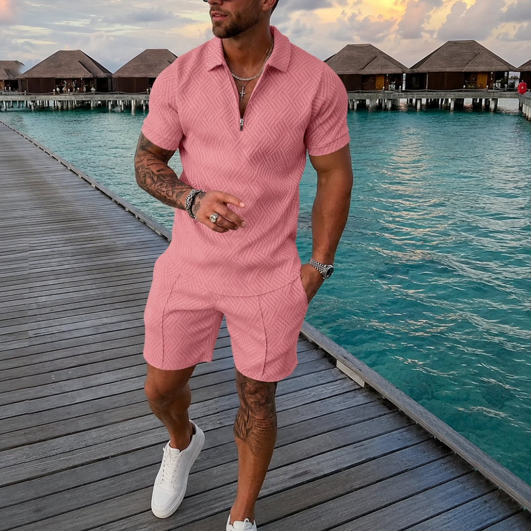 Ensemble homme rose, polo à col zippé et short coordonné sur ponton