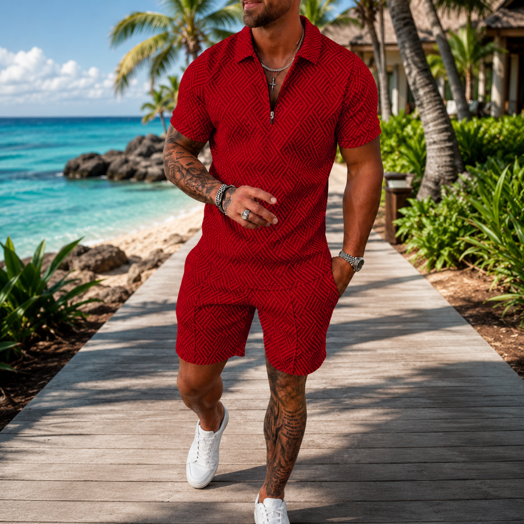 Ensemble homme rouge texturé, polo à col zippé et short sur allée en bois