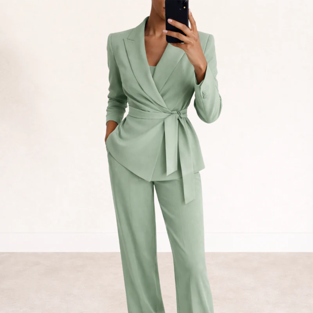 Ensemble tailleur femme vert blazer croisé ceinturé et pantalon large, vue de face