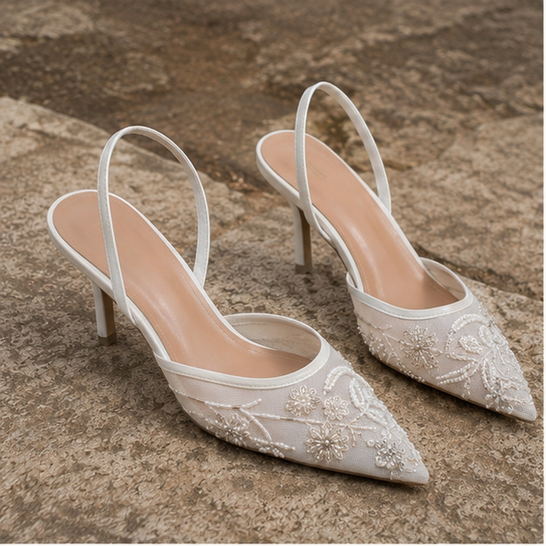 Escarpins blancs à bout pointu, bride arrière fine et broderie florale perlée