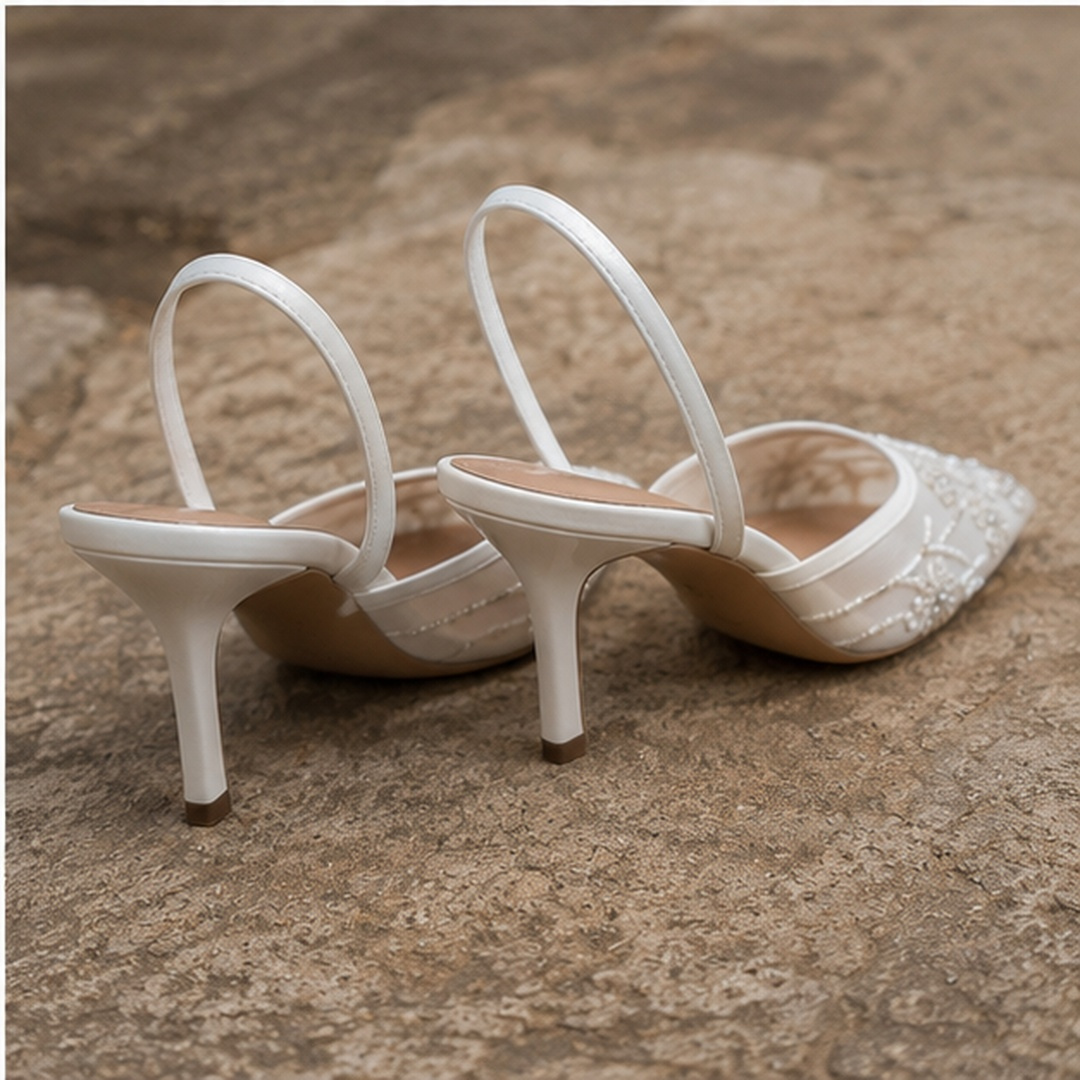 Vue arrière des escarpins blancs montrant la bride slingback et le talon fin