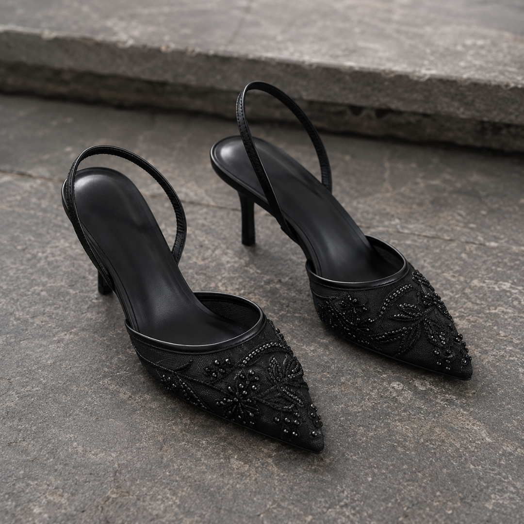 Escarpins noirs à bout pointu, perles ton sur ton et bride arrière slingback