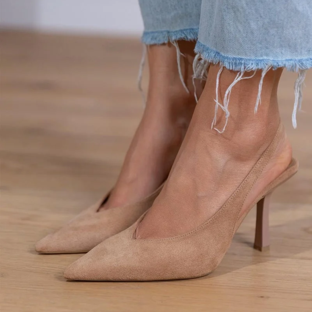 Escarpins slingback en suède beige bout pointu talon aiguille portés avec un jean effiloché, vue de face