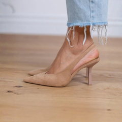 Escarpins suède beige talon aiguille slingback vue de trois quarts, côté droit