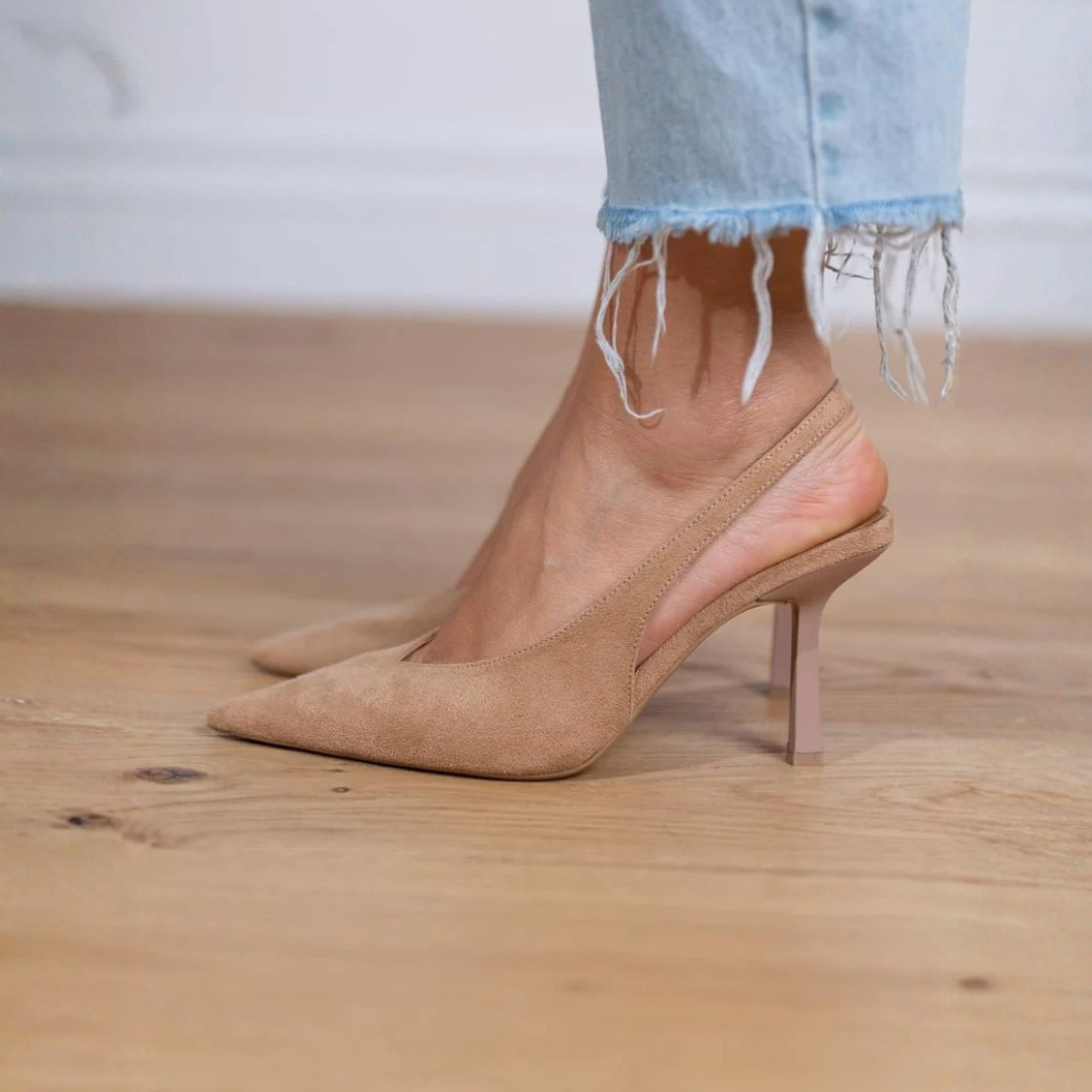 Escarpins suède beige talon aiguille slingback vue de trois quarts, côté droit
