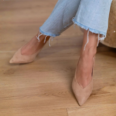 Escarpins suède beige nude slingback portés avec jean, vue rapprochée du dessus