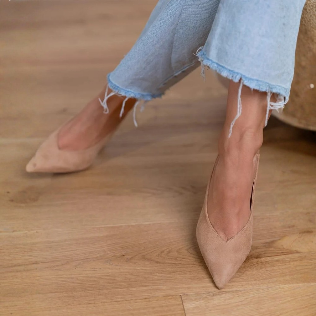 Escarpins suède beige nude slingback portés avec jean, vue rapprochée du dessus
