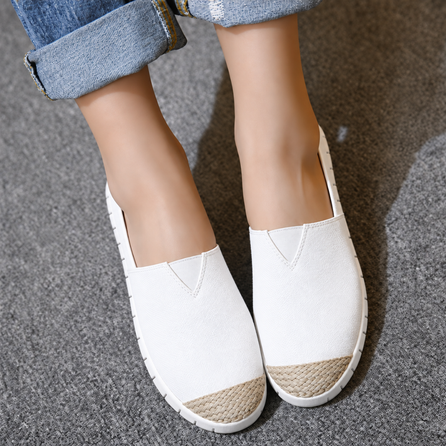 Espadrilles fermées femme blanches portées avec un jean, bout tressé beige