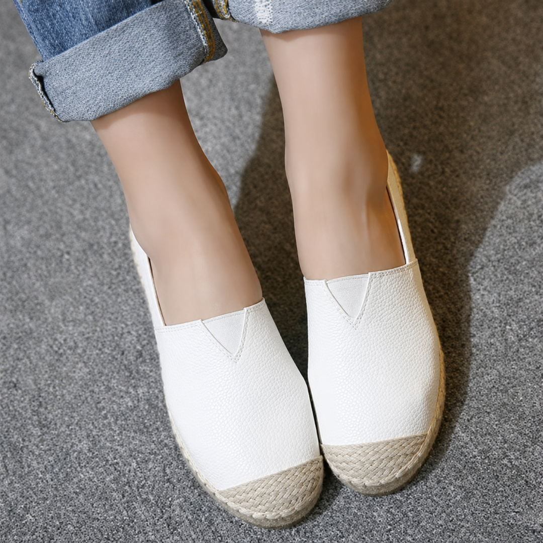 Espadrilles femme blanches à bout rond et semelle tressée beige, portées avec un pantalon bleu
