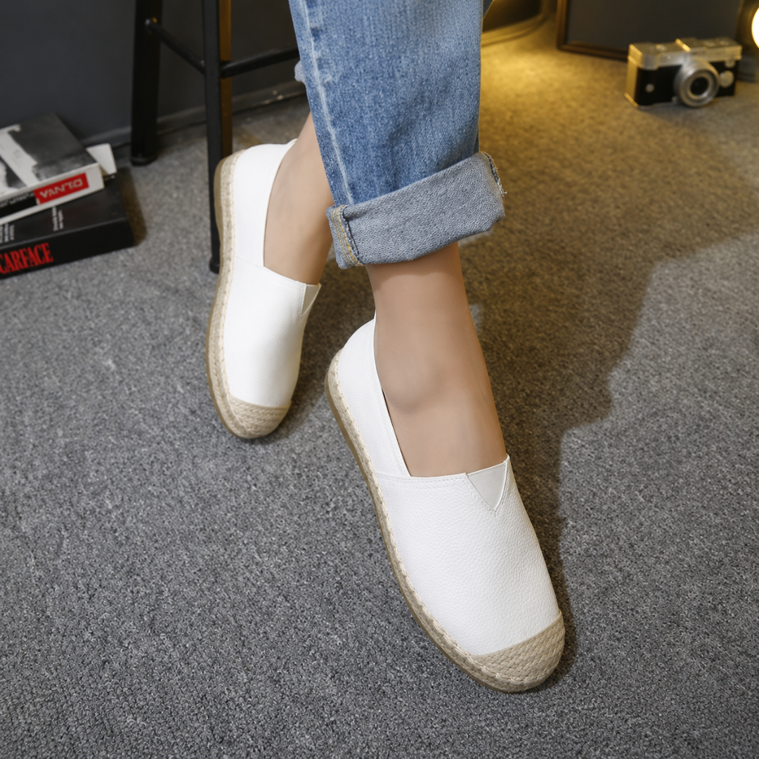 Paire d'espadrilles blanches slip-on sans lacets, semelle tressée, avec pantalon bleu retroussé
