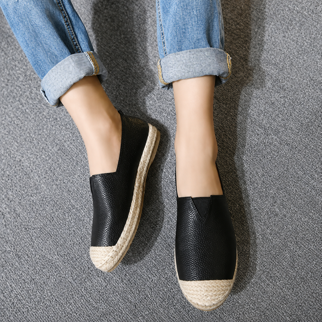 Espadrilles femme noires slip-on avec bout tressé beige et empeigne au grain texturé