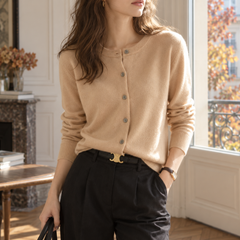 Gilet femme abricot en maille fine, boutons devant et poignets côtelés