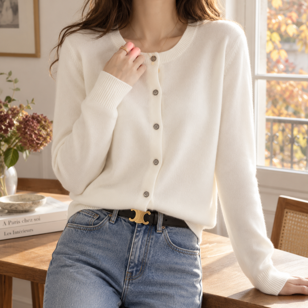 Gilet femme blanc à col rond et boutons devant, porté avec un pantalon bleu