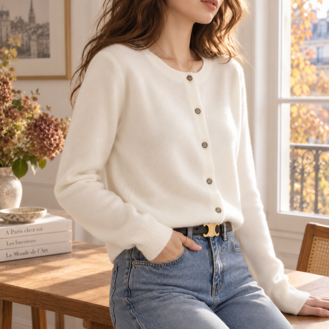 Gilet blanc en maille fine, rangée de boutons et poignets côtelés, vue de trois quarts