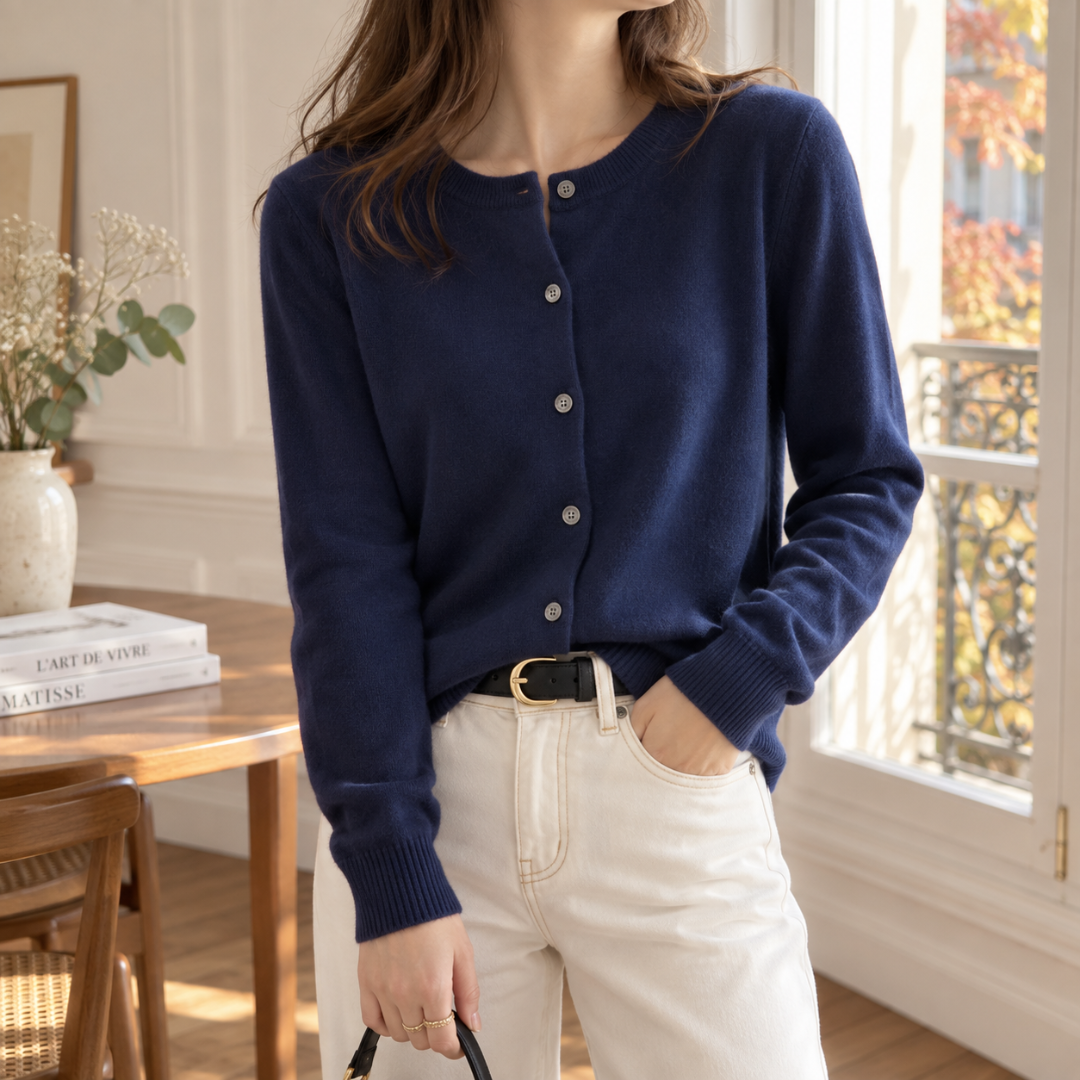 Gilet femme bleu marine boutonné devant, col rond et bas côtelé, pantalon blanc