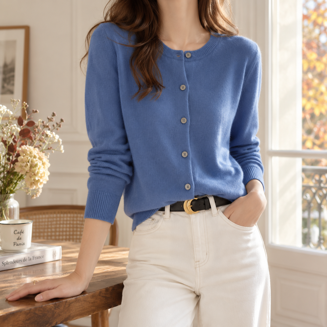 Gilet femme bleu à boutons devant et bas côtelé, porté avec un pantalon écru
