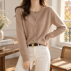 Gilet femme camel boutonné devant, col rond et poignets côtelés, avec un pantalon blanc