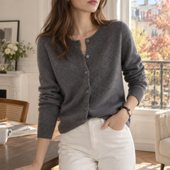 Gilet femme gris foncé à col rond et boutons devant, porté avec un pantalon écru