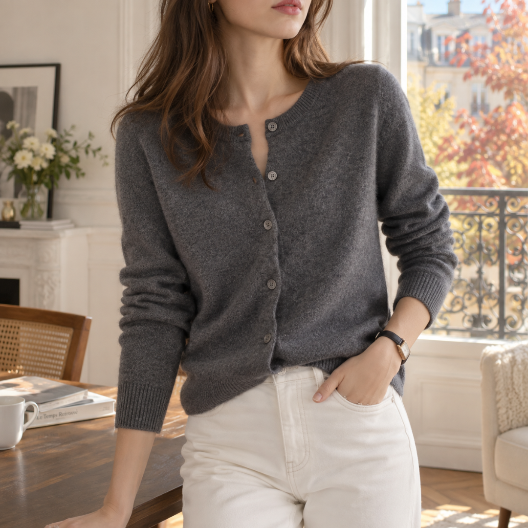 Gilet femme gris foncé à col rond et boutons devant, porté avec un pantalon écru