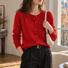 Gilet femme rose rouge en maille fine, boutons devant et poignets côtelés