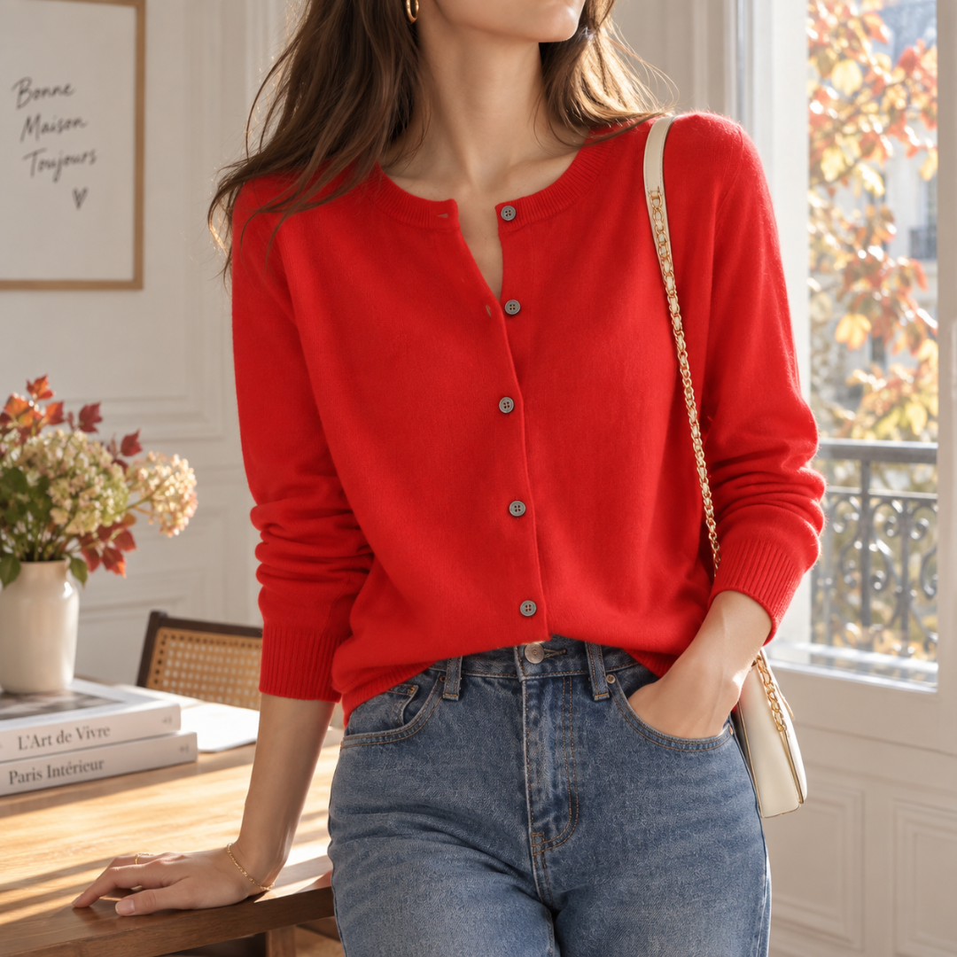 Gilet femme rouge vif boutonné devant, col rond, avec un pantalon bleu clair