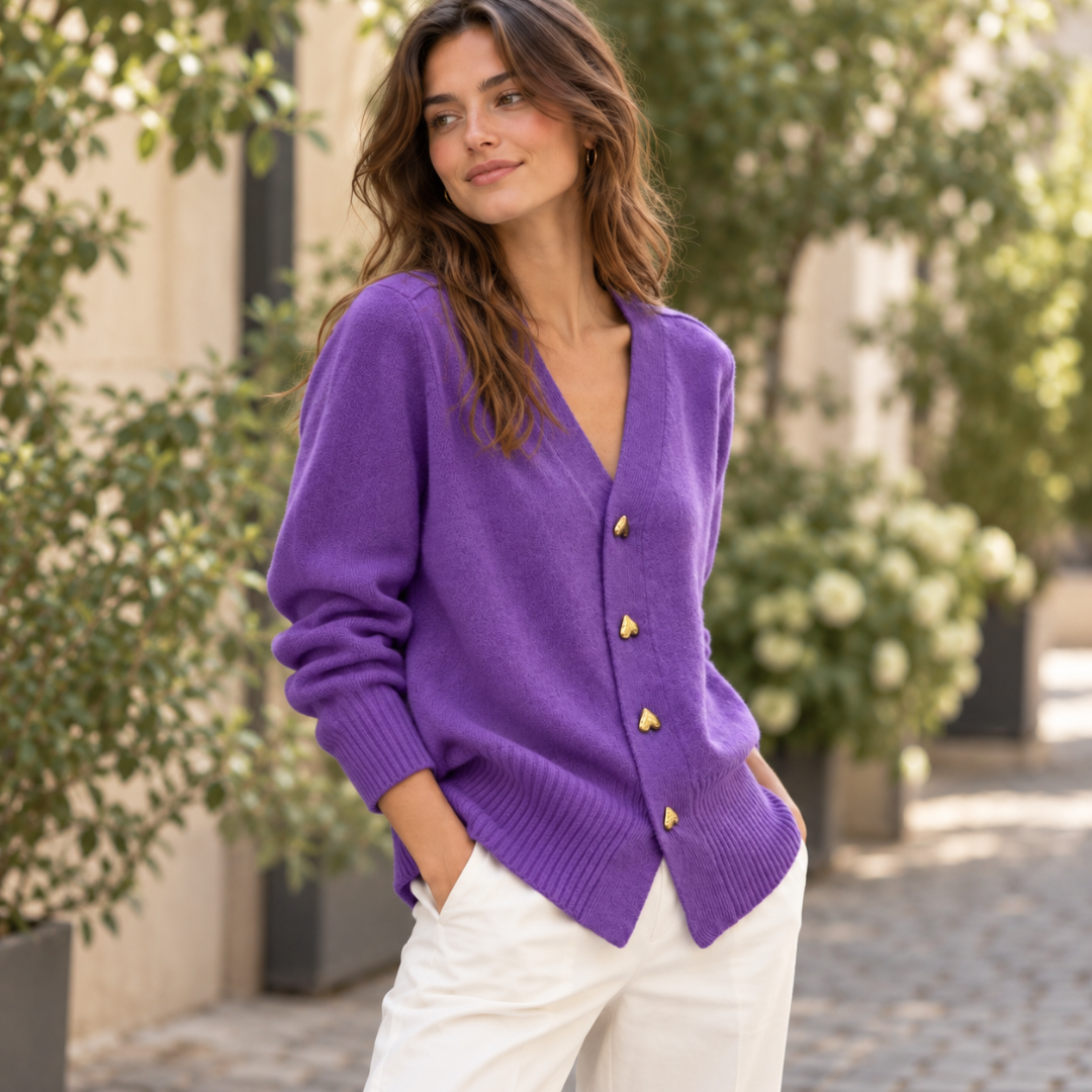 Gilet violet porté ouvert sur le col, boutons cœurs dorés alignés devant
