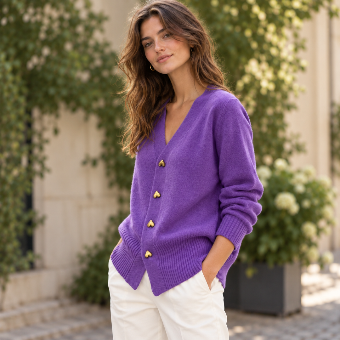 Gilet femme violet de trois quarts, pans avant en pointe et poignets côtelés