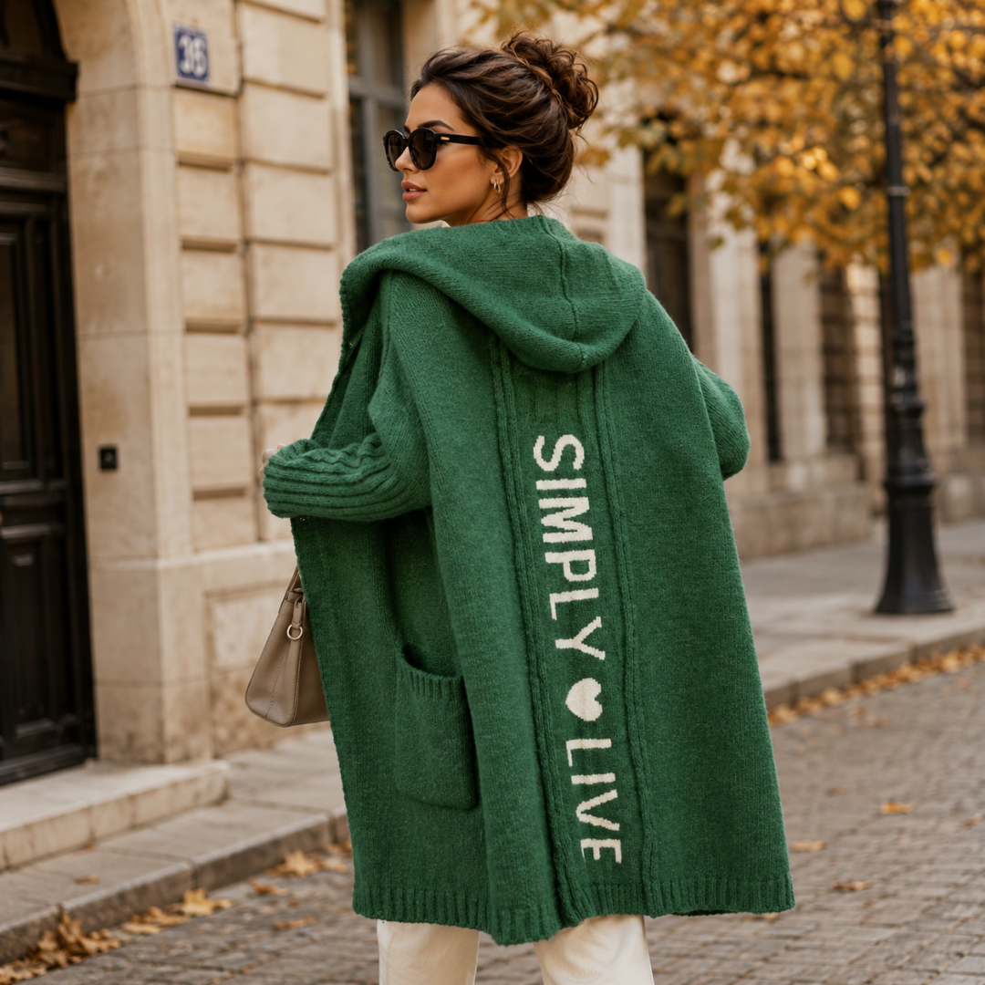 Gilet vert foncé à capuche vu de dos, inscription écrue et bordure côtelée