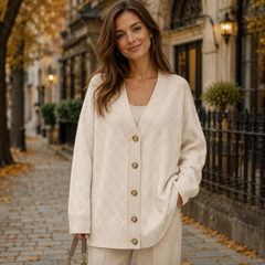 Gilet femme beige à losanges avec col V et boutons ton sur ton