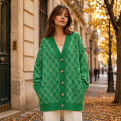 Gilet vert à motif losanges blanc, col V et cinq boutons sur le devant