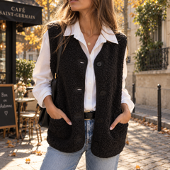 Gilet femme sans manches noir boutonné porté sur une chemise blanche