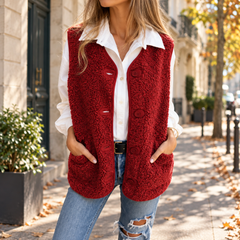 Gilet femme rouge sans manches, gros boutons ronds et ourlet arrondi, sur chemise blanche