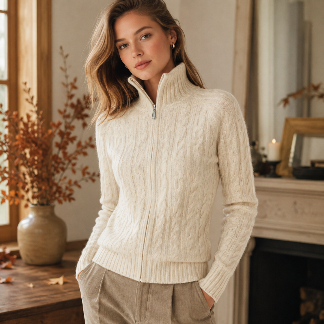 Gilet femme blanc en maille torsadée, col montant et zip partiellement ouvert