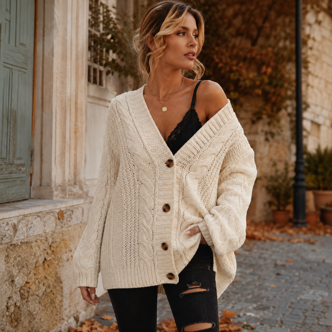 Gilet blanc boutonné en maille torsadée, col V ouvert et manches volumineuses