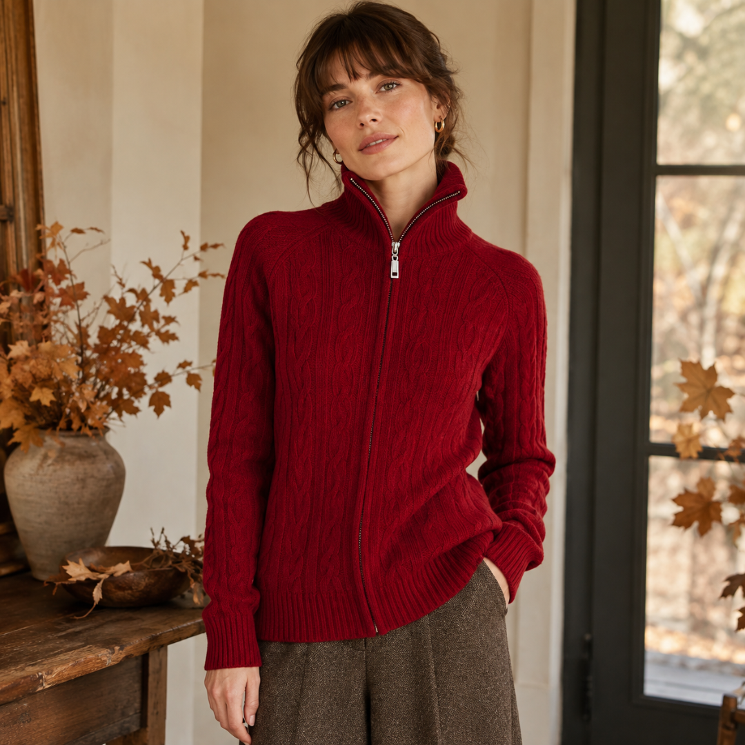 Gilet femme rouge en maille torsadée, col montant relevé et zip argenté