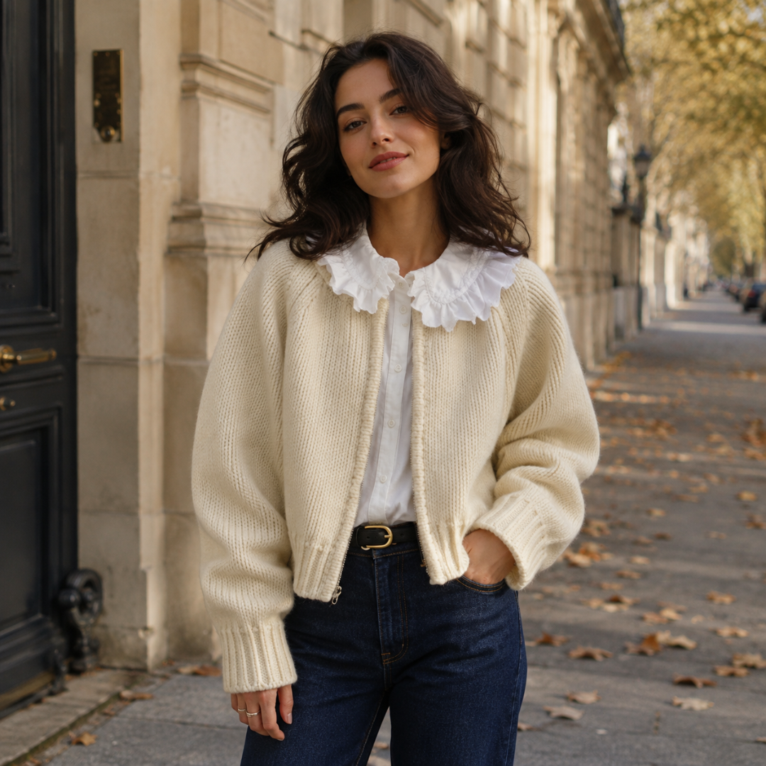 Gilet femme blanc crème ouvert sur une chemise à col volanté, taille côtelée