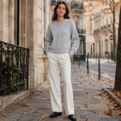 Gilet gris clair associé à un pantalon large, poignets resserrés et zip fermé