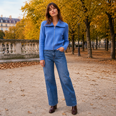 Gilet bleu zippé à grand col porté par une femme dans un parc parisien