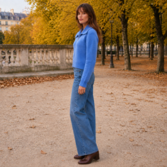 Vue de profil du gilet bleu zippé, épaules nettes et poignets côtelés visibles