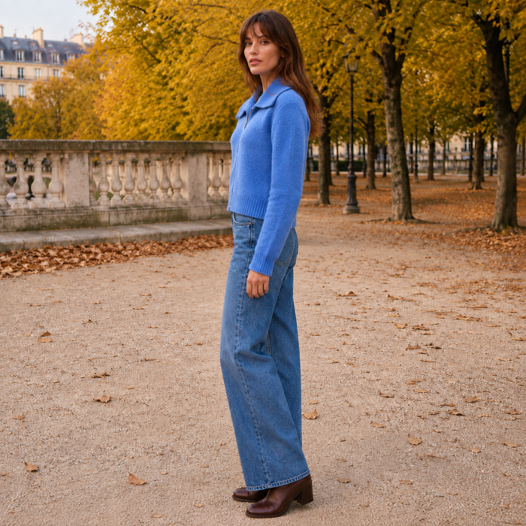 Vue de profil du gilet bleu zippé, épaules nettes et poignets côtelés visibles