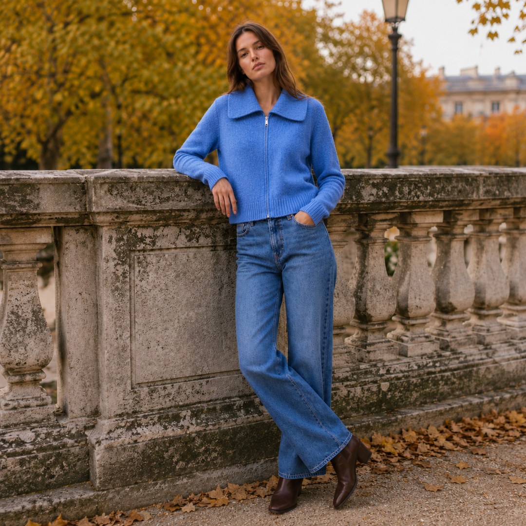 Gilet bleu zippé à manches longues, grand col largement ouvert sur le décolleté