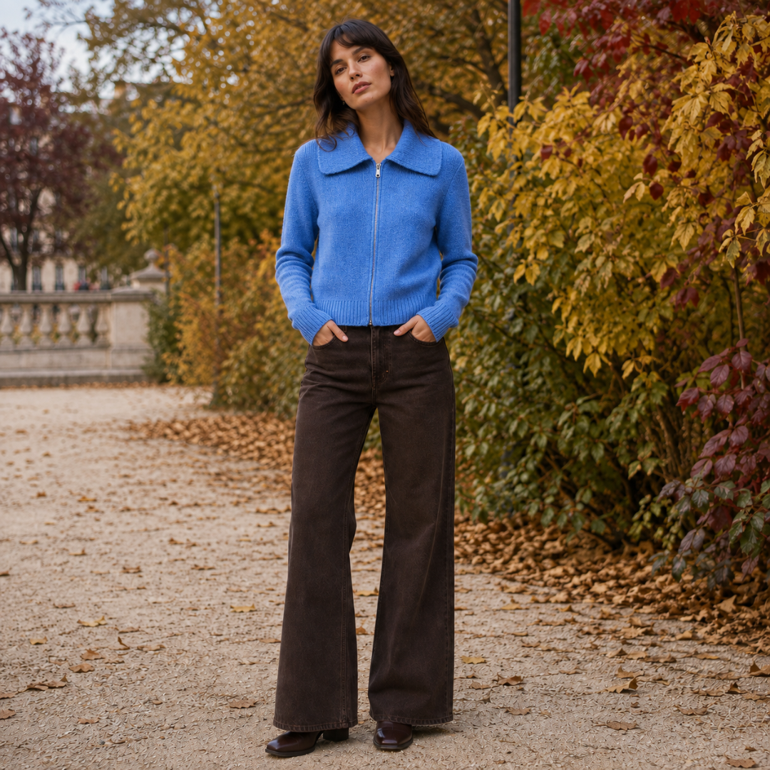 Gilet bleu zippé associé à un pantalon large marron, col ouvert et longueur courte