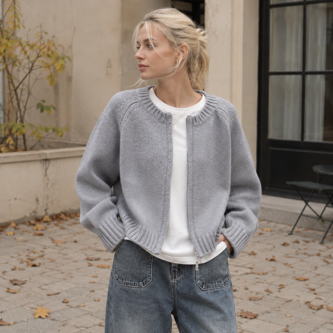 Gilet femme gris ouvert sur un t-shirt blanc, larges poignets côtelés