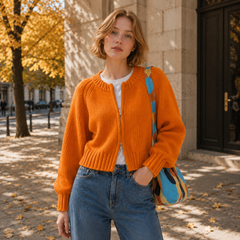 Gilet femme orange en maille, fermeture zippée ouverte et col rond côtelé